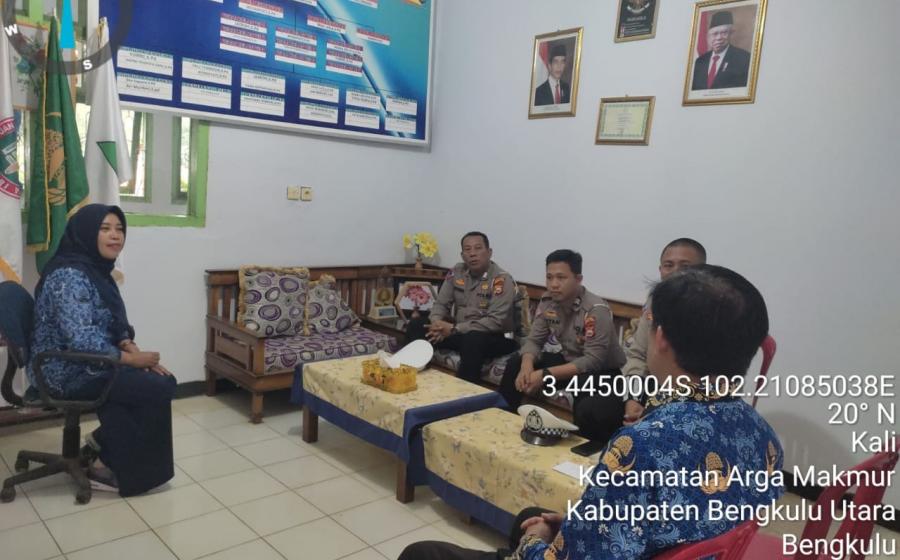 Unit Kamsel Satlantas Polres Bengkulu Utara Koordinasi dengan Kepala Sekolah SMPN 4 Bengkulu Utara Terkait Police Go to School