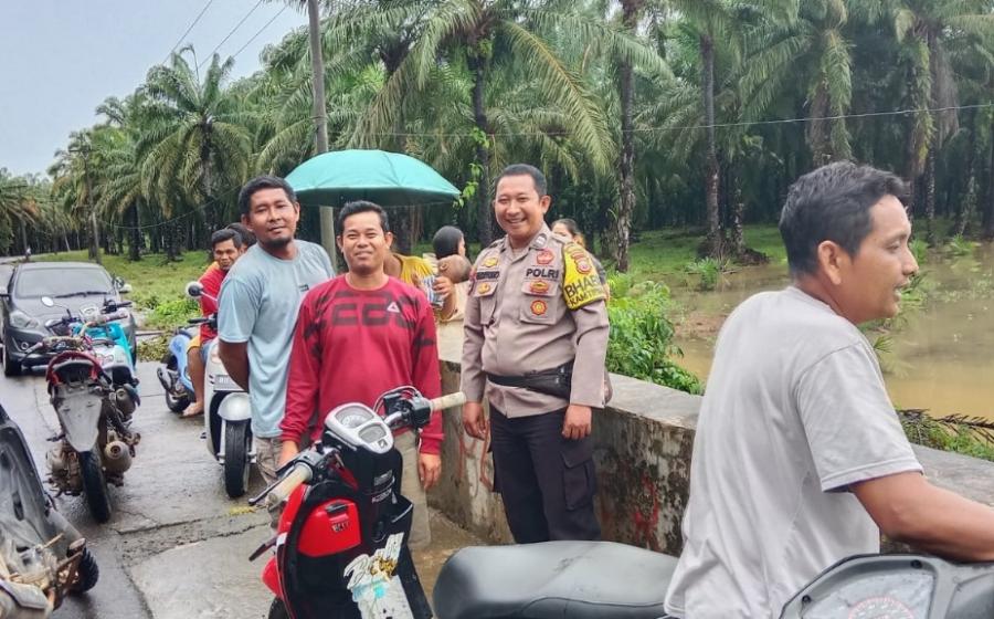 Bhabinkamtibmas Polsek Teras Terunjam Turun Lapangan Cek Debit Air Sungai Terkini