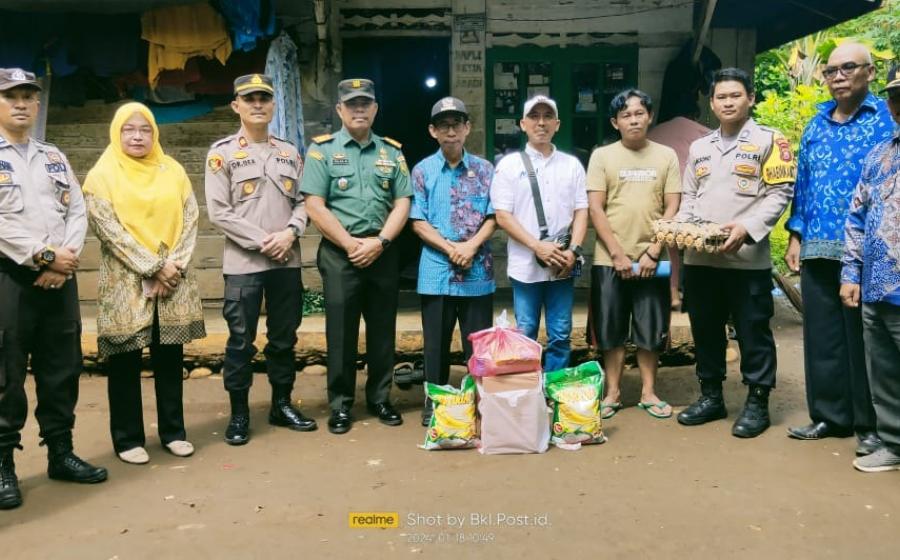 Kapolsek Lubuk Pinang Bersama Unsur Tripika, Kunjungi dan Berikan Bantuan kepada Korban Terdampak Sambaran Petir 