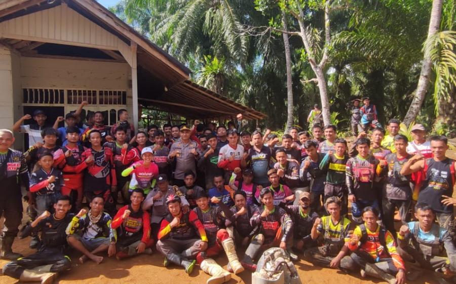 Polsek Giri Mulya Laksanakan Bakti Sosial Bersama Komunitas Pecinta Trail Gaco Mangkat