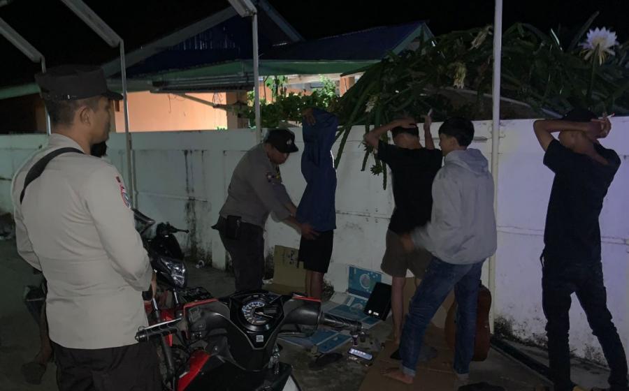 Patroli KRYD, Polsek Kaur Utara Sambangi dan Periksa Pemuda yang Sedang Nongkrong