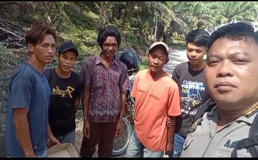 Bhabinkamtibmas Polsek Batik Nau Sosialisasi Saber Pungli ke Jalur Pesisir Kecamatan Batik Nau