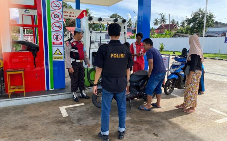 Personel Polsek Kerkap Rutin Cek Stok Ketersediaan BBM di SPBU Desa Perbo