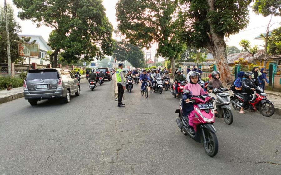 Sat Lantas Polres Rejang Lebong Gatur Lalin Pagi di depan SMPN 01 dan SMAN 01 Curup 