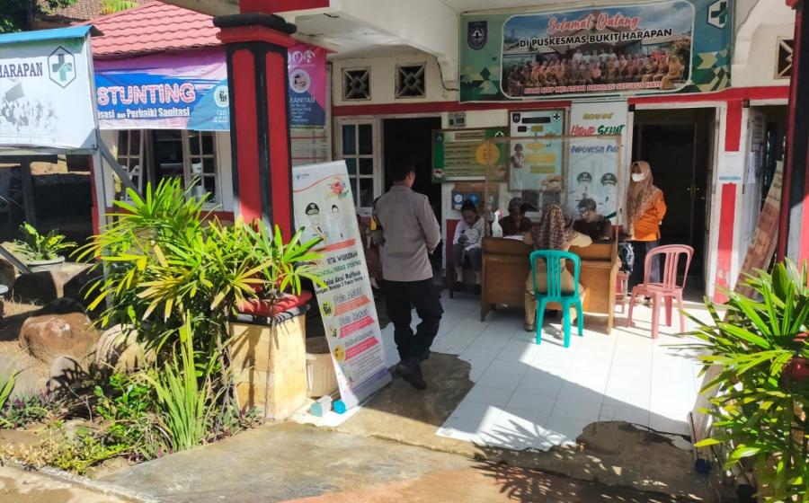 Sambangi Puskesmas, Bhabinkamtibmas Polsek Ketahun Imbau Kamtibmas