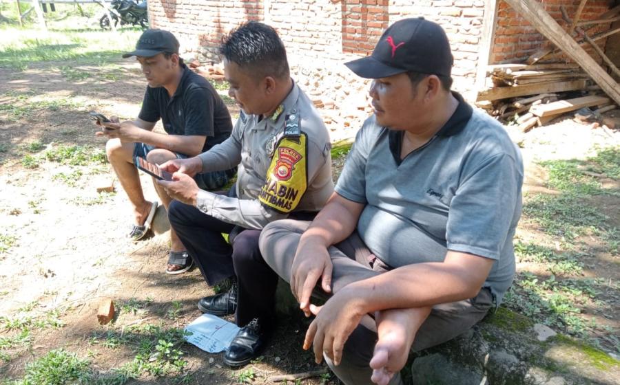 Bhabinkamtibmas Polsek Batik Nau Gencarkan Sosialisasi Aplikasi Polri Super App Bersama Warga 