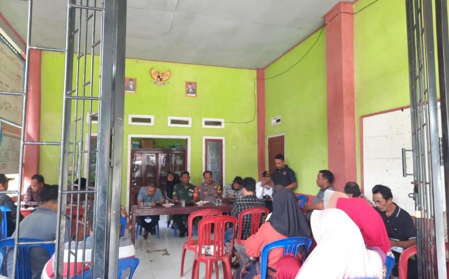 Hadiri Musrenbangdes Air Batang, Bhabinkamtibmas Polsek Nasal Sampaikan Imbauan 