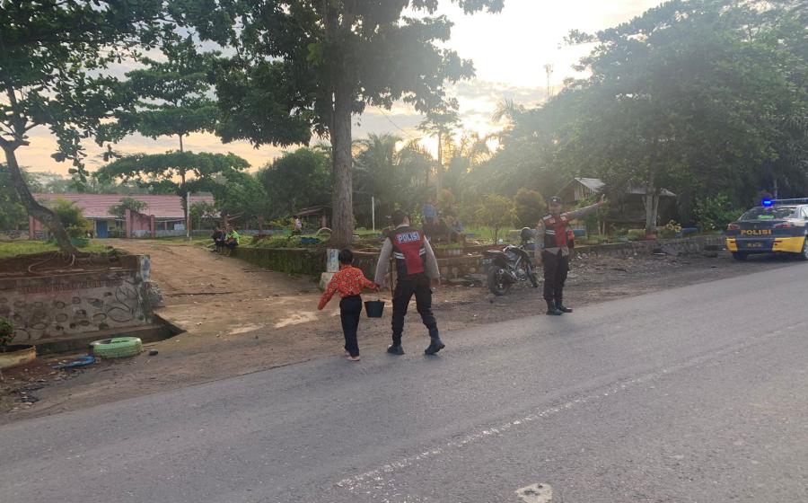 Polisi Lakukan Pengaturan Pagi, Bantu Penyeberangan Pelajar Masuk Sekolah