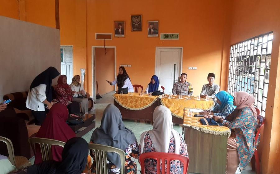 Bhabinkamtibmas Polsek Padang Ulak Tanding Sosialisasikan Keluarga Berencana di Desa Tanjung Sanai 1