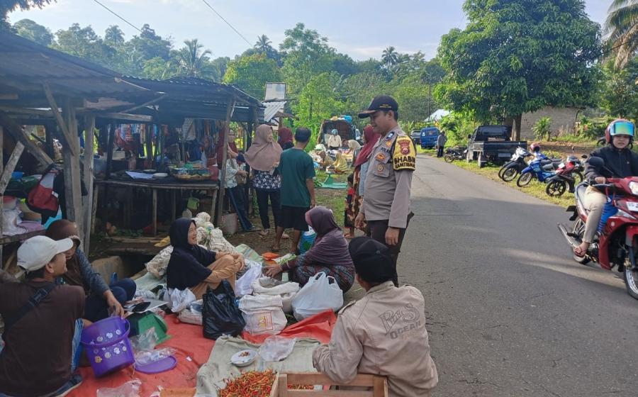 Patroli Sambang di Pasar, Bhabinkamtibmas Polres BU Ajak Warga Sama-sama Jaga Kamtibmas selama Pemilu