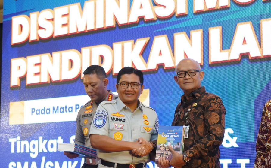 Jasa Raharja dan Korlantas Polri Serahkan Buku Pendidikan Lalu Lintas Kepada Tenaga Pengajar di Jawa Timur