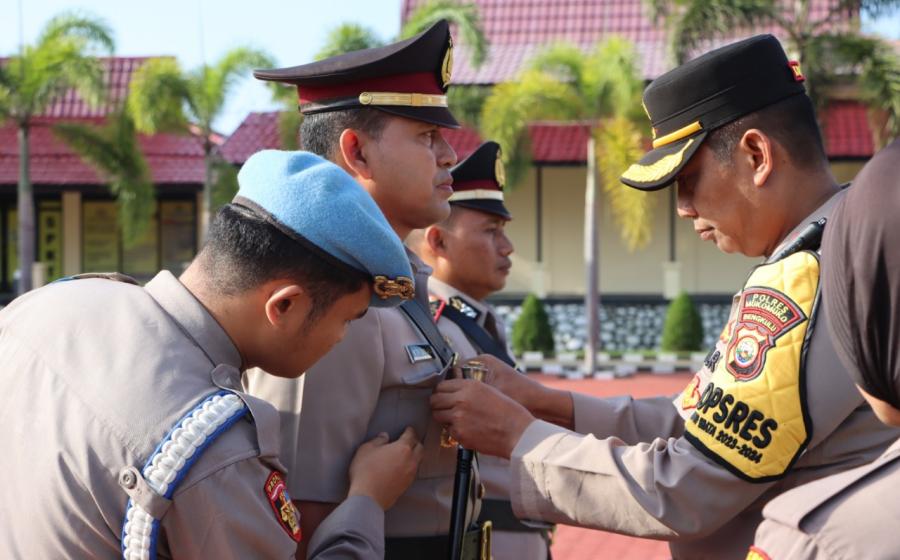 Kapolres Mukomuko Pimpin Upacara Sertijab Kapolsek Teras Terunjam 
