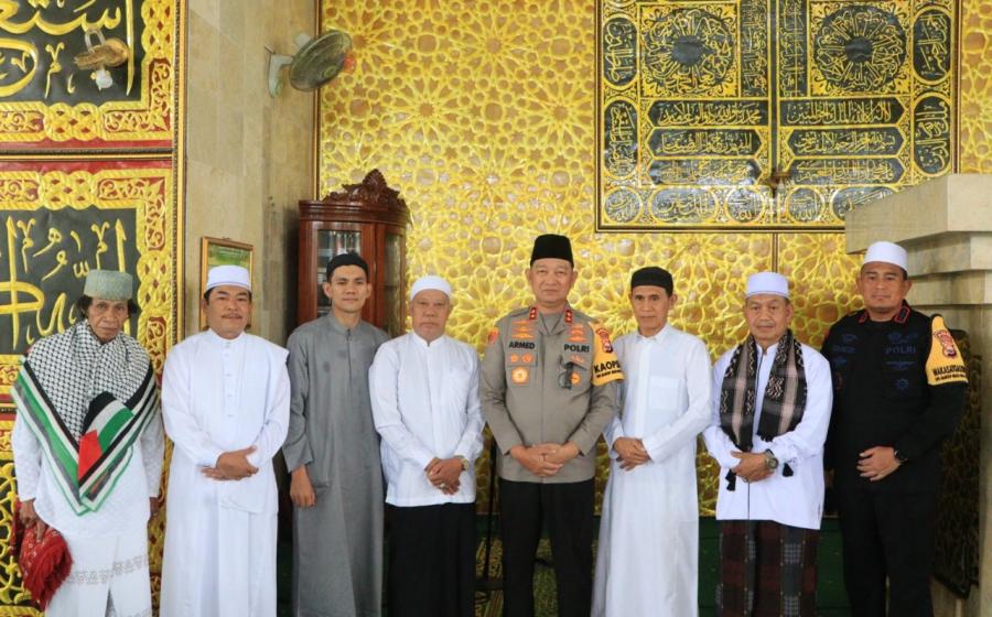 Di Rejang Lebong, Kapolda Bengkulu Berikan Sumbangan Untuk Masjid Agung Baitul Makmur