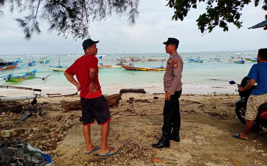 Patroli, Polsek Nasal Sambangi Nelayan Sampaikan Imbauan Kamtibmas 
