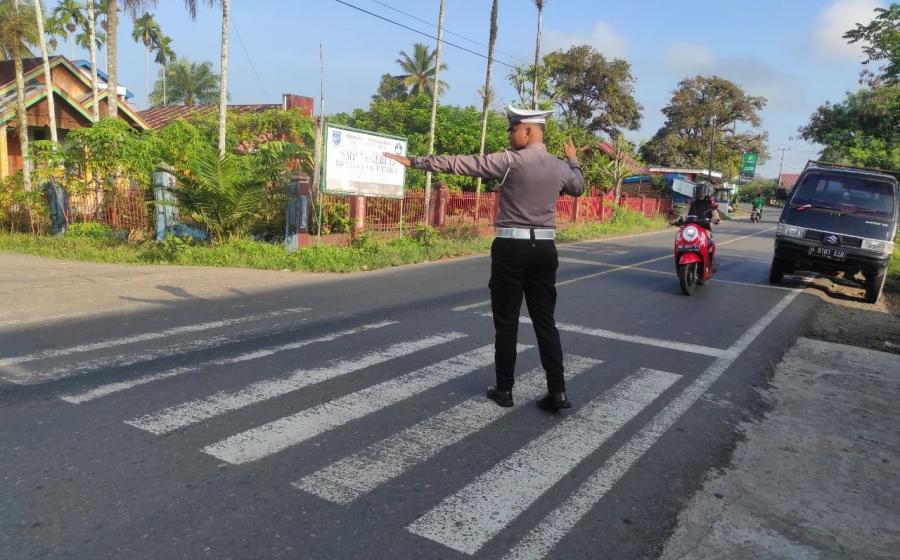 Beri Kelancaran Di Jalan Raya Masyarakat, Polsek Ketahun Gelar Morning Traffic Control 