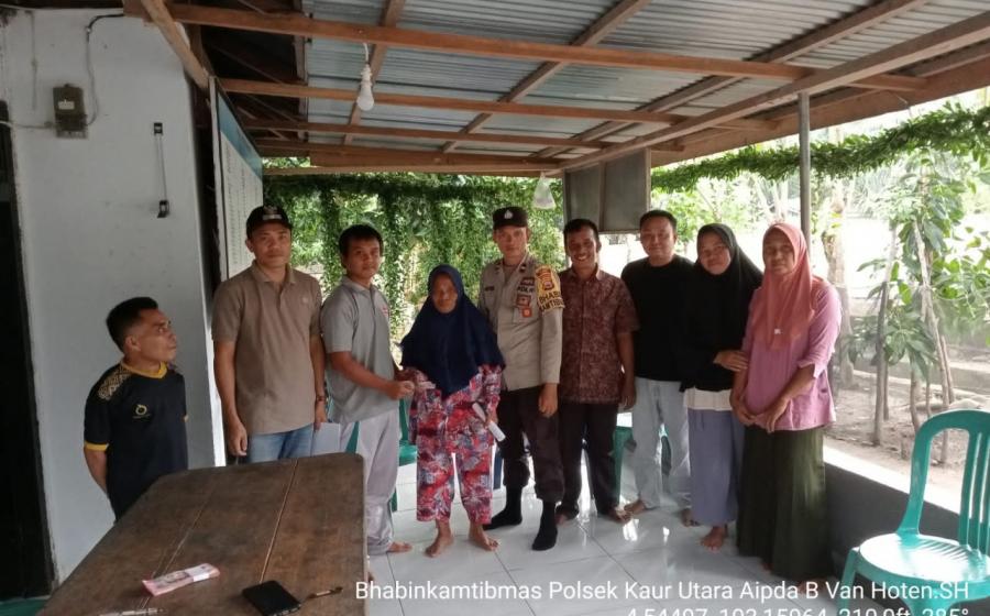 Bhabinkamtibmas Monitoring Penyaluran BLT DD di Desa Ulak Agung 