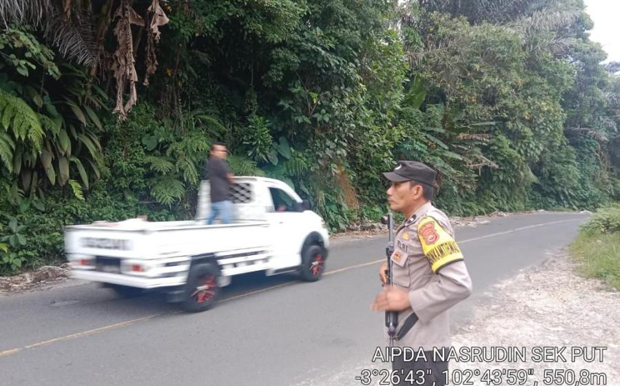 Amankan Titik Rawan Jalur Curup – Lubuklinggau, Polsek PUT Berikan Rasa Aman Kepada Masyarakat