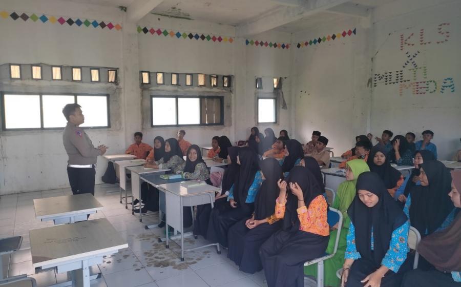Personel Polres Kaur Police Goes To School di SMK 07, Sampaikan Tata Tertib Berlalu Lintas 