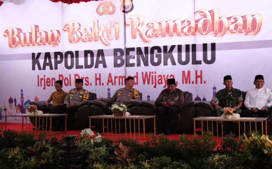 BULAN BAKTI RAMADHAN, KAPOLDA BENGKULU BAGIKAN PAKET SEMBAKO KEPADA WARGA KURANG MAMPU DI WILAYAH BENGKULU UTARA