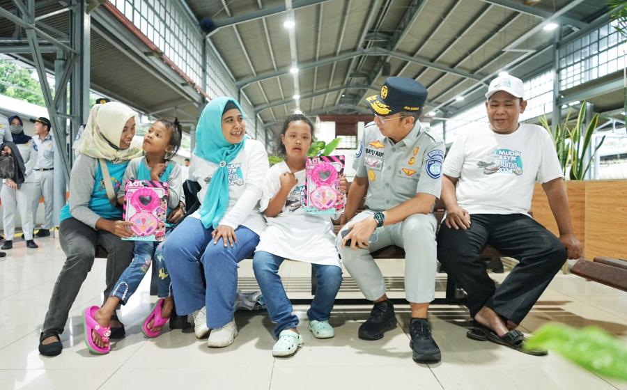 Jasa Raharja Berangkatkan Disabilitas Peserta Mudik Gratis Moda Kereta Api dari Stasiun Senen