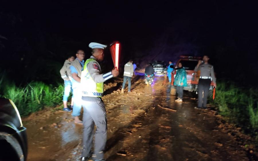 Quick Respon Polsek Giri Mulya Amankan Jalur Longsor di Bukit Resam 