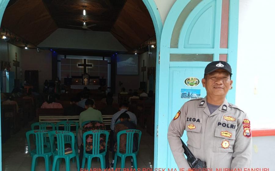 Berikan Pengamanan Ibadah di Gereja, Polsek Maje Ciptakan Kamtibmas Kondusif
