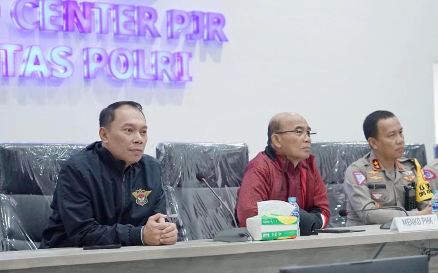 Menko PMK, Kakorlantas, dan Dirut Jasa Raharja Pantau Arus Mudik dari Command Center KM 29 Tol Jakarta-Cikampek
