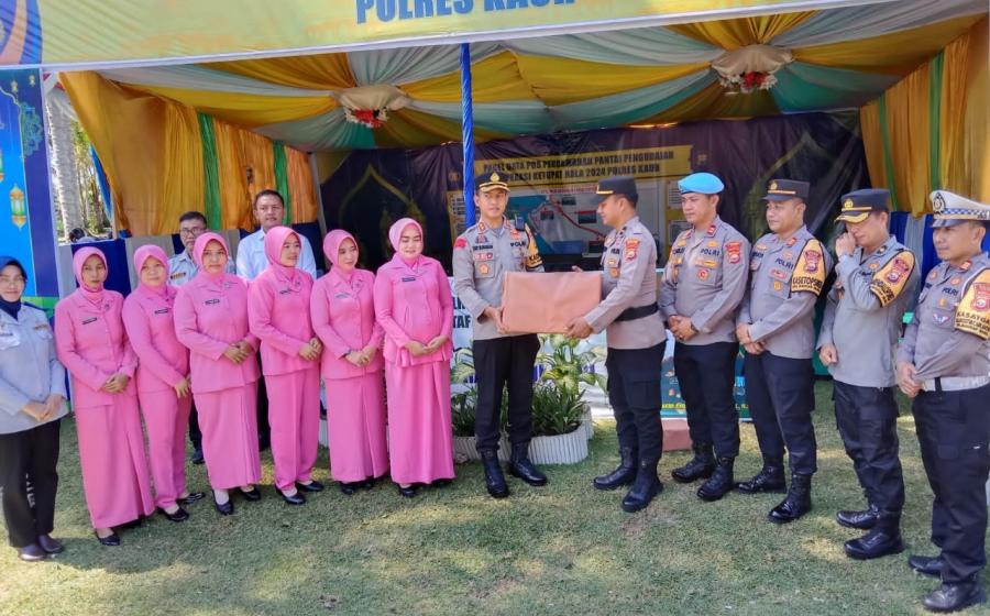 Kapolres Kaur dan Ketua Bhayangkari Beri Bingkisan Kepada Anggota Piket Posyan Pengubaian