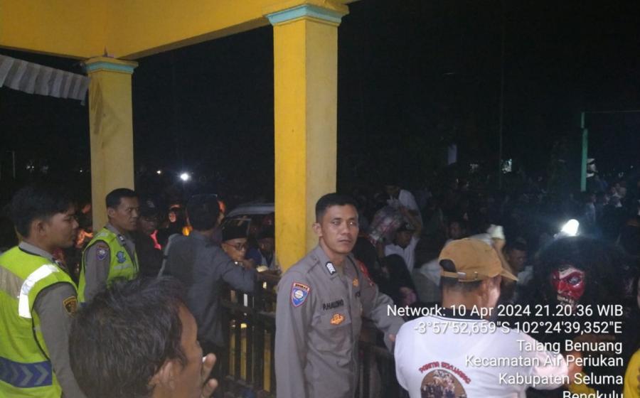 Personel Polsek Sukaraja Berikan Pengamanan Kesenian Tradisional Sekujang 
