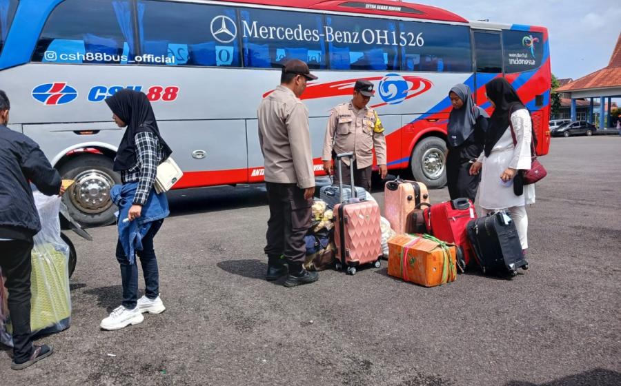 Personel Unit Intelkam Polsek Selupu Rejang Melaksanakan Kegiatan Monitoring Arus Balik Pemudik Lebaran