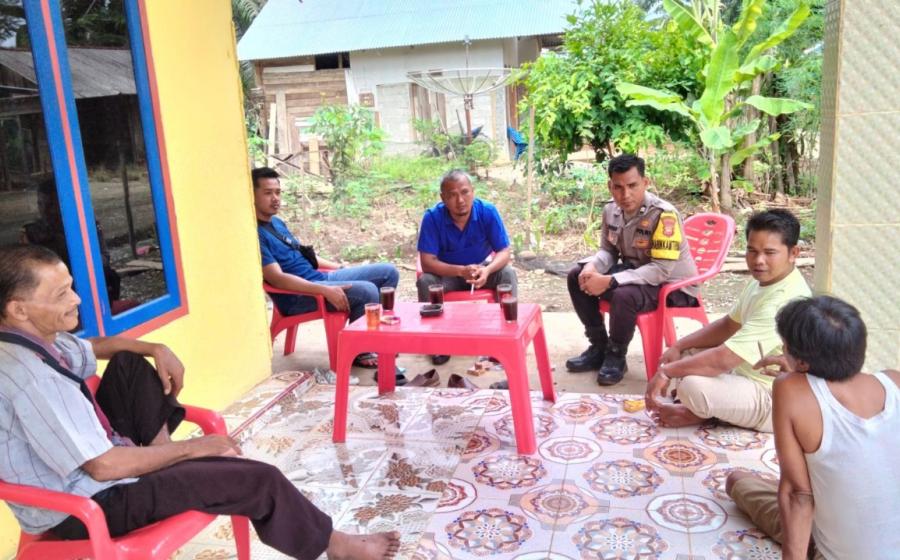 Bhabinkamtibmas Polsek Pondok Suguh Sambang Warga Desa Binaan di Desa Teluk Bakung