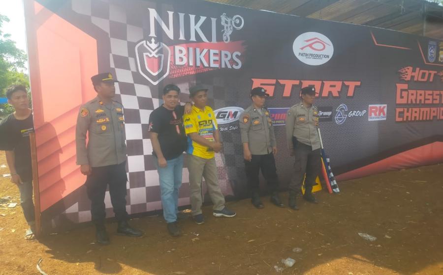 Personel Polsek Air Besi Berhasil Amankan Open Grasstrack Championship 2024 di Desa Tanjung Karet