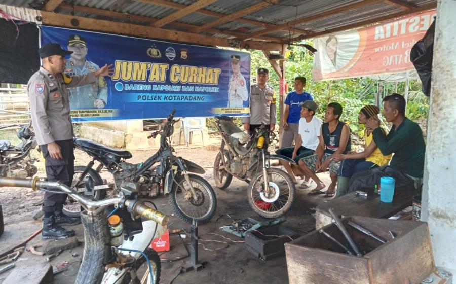 Polsek Kotapadang Jumat Curhat di Desa Durian Mas, Sampaikan Imbauan Kamtibmas 
