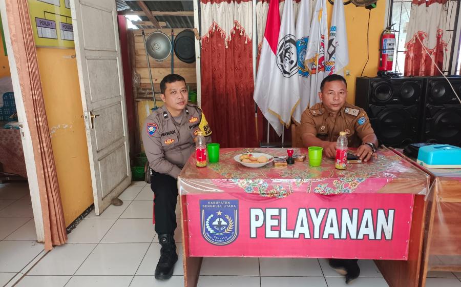 Jalin Sinergitas, Bhabinkamtibmas Sambang Kamtibmas dengan Perangkat Desa Binaannya