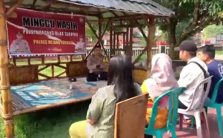 Minggu Kasih, Bhabinkamtibmas Sampaikan Imbauan Kamtibmas Bersama Warga Padang Ulak Tanding 