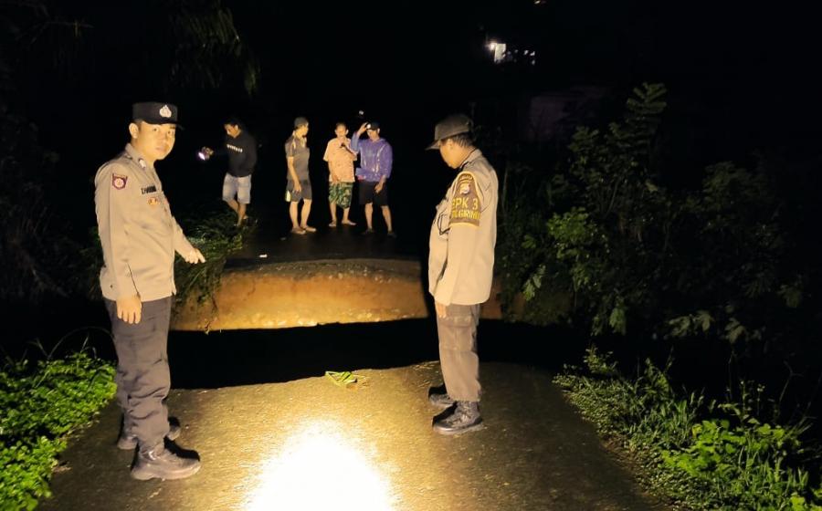 Quick Respon Polsek Giri Mulya datangi TKP Jalan Amblas Di Desa Rena Jaya