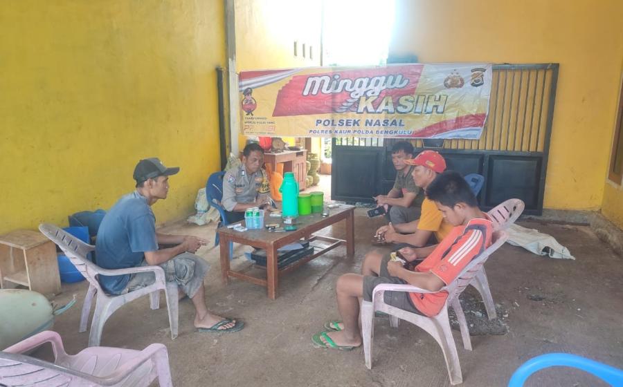 Polsek Nasal Sampaikan Pesan-Pesan Kamtibmas Lewat Minggu Kasih di Desa Ulak Pandan 