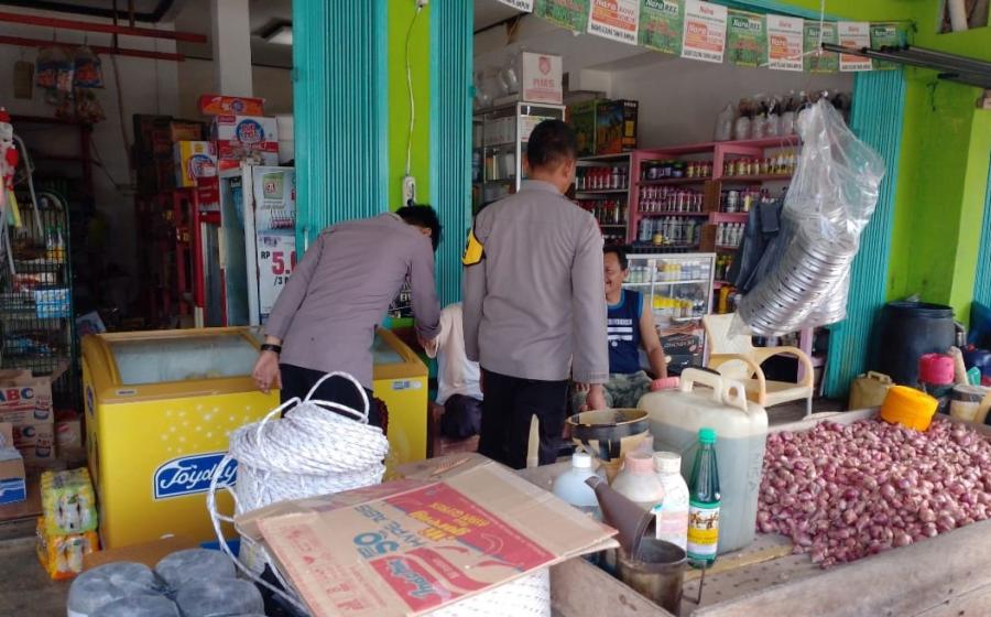 Personel Polsek Nasal Cek Ketersediaan Bahan Pokok di Seputaran Wilkum 