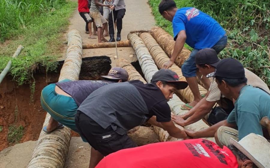 Sinergitas TNI - Polri Bersama Warga Melaksanakan Gotong Royong Membuat Jembatan Darurat di Jalan Putus 