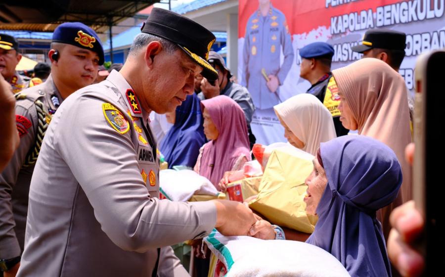 Kapolda Bengkulu Turun Langsung Salurkan Bantuan Pada Warga Terdampak Banjir di Lebong