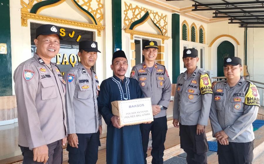 Kapolsek Ketahun Bagikan Baksos Pada Warga