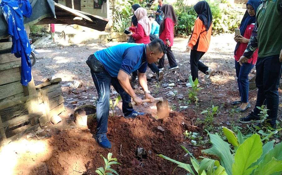 Cegah DBD Meluas Babinkamtibmas Polsek Batiknau Tumbuhkan Rasa Kebersamaan Dengan Gotong Royong Bersama Warga