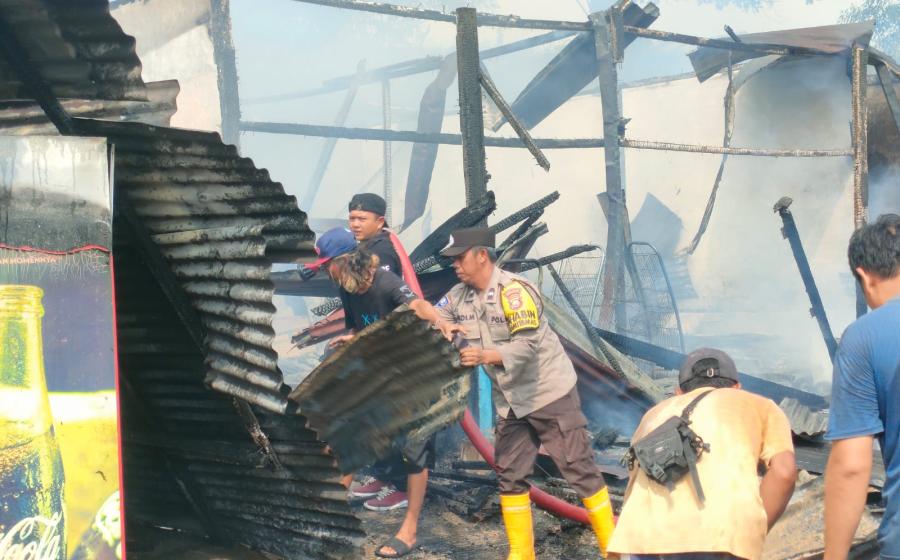 Lima Ruko Terbakar, Polisi Bantu Warga Padamkan Api dan Atur Arus Lalulintas