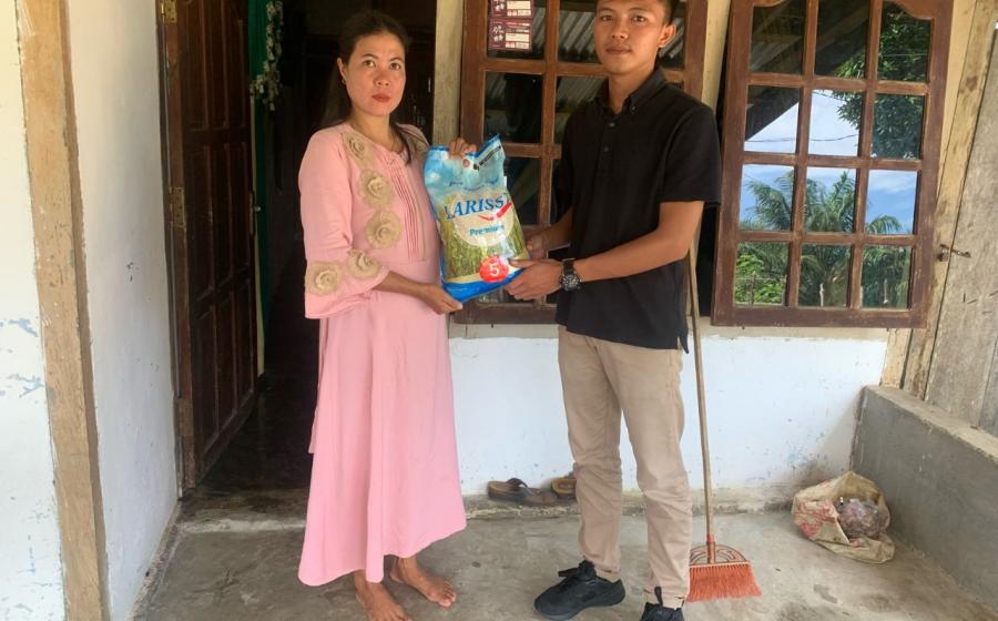 Selasa Berbagi, Polsek Kaur Utara Salurkan Bantuan Sembako Kepada Warga Yang Kurang Mampu di Desa Ulak Agung 
