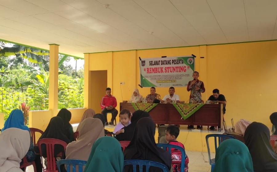 Bhabinkamtibmas Polsek Padang Jaya Menghadiri Giat Rembuk Stunting di Desa Talang Tua