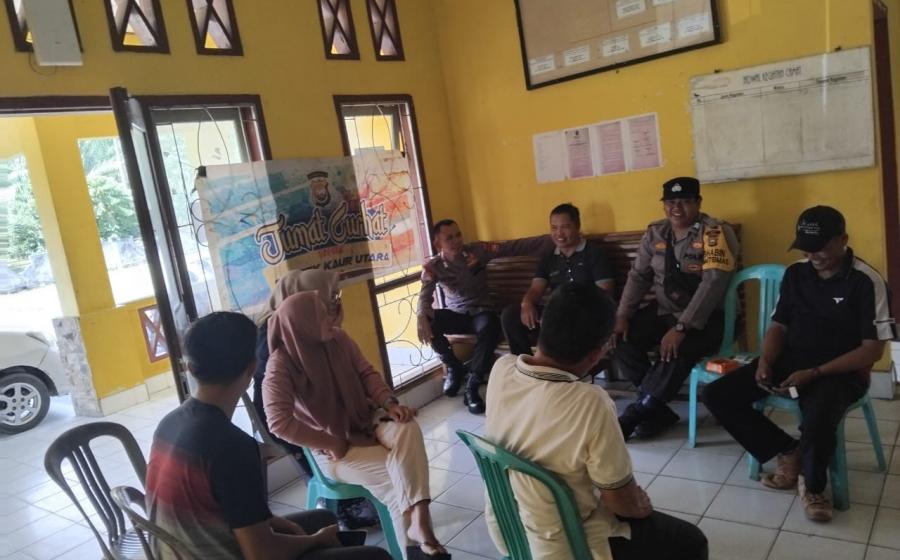 Jumat Curhat, Bhabinkamtibmas Polsek Kaur Utara Dengarkan Keluhan Warga Desa Gunung Kaya 
