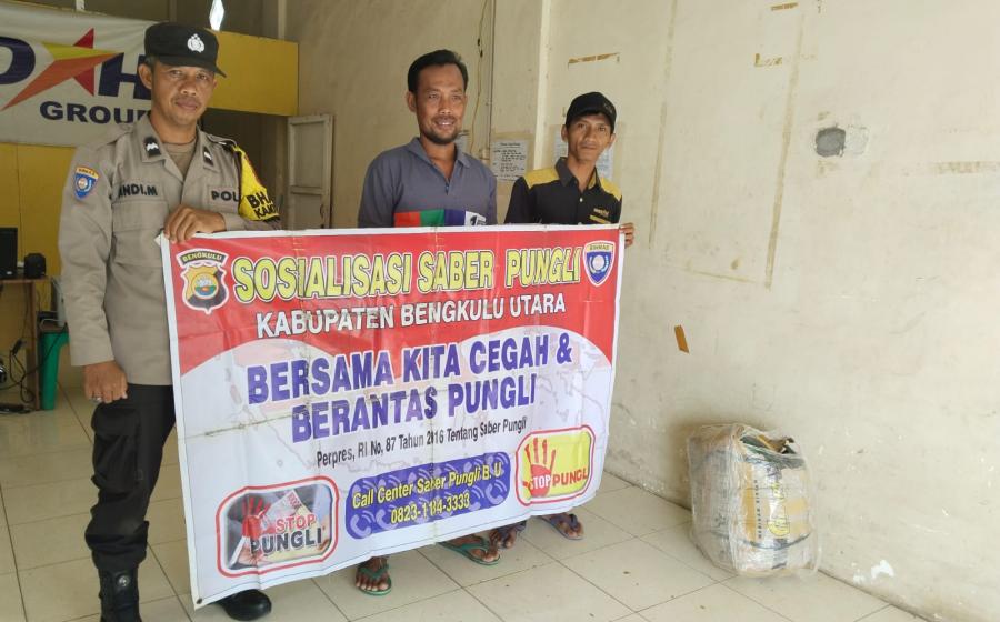 Bhabinkamtibmas Polsek Ketahun Sosialisasi Saber Pungli di Desa Air Sebayur