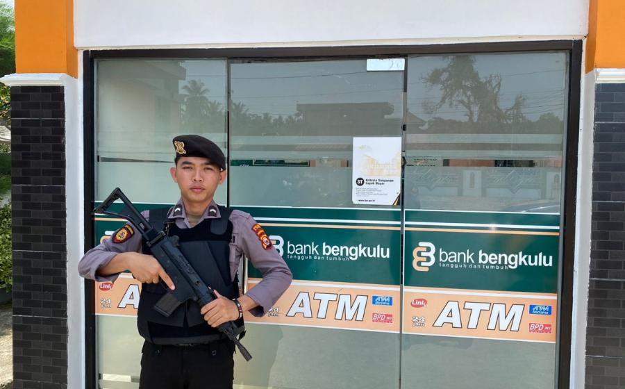 Patroli Rutin, Personel Sat Samapta Polres Kaur Lakukan Pengecekan Obyek Vital ATM 