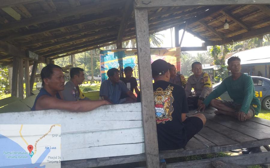 Sampikan Pesan Kamtibmas, Polsek Kaur Tengah Jumat Curhat Bersama Warga di Desa Tanjung Pandan 