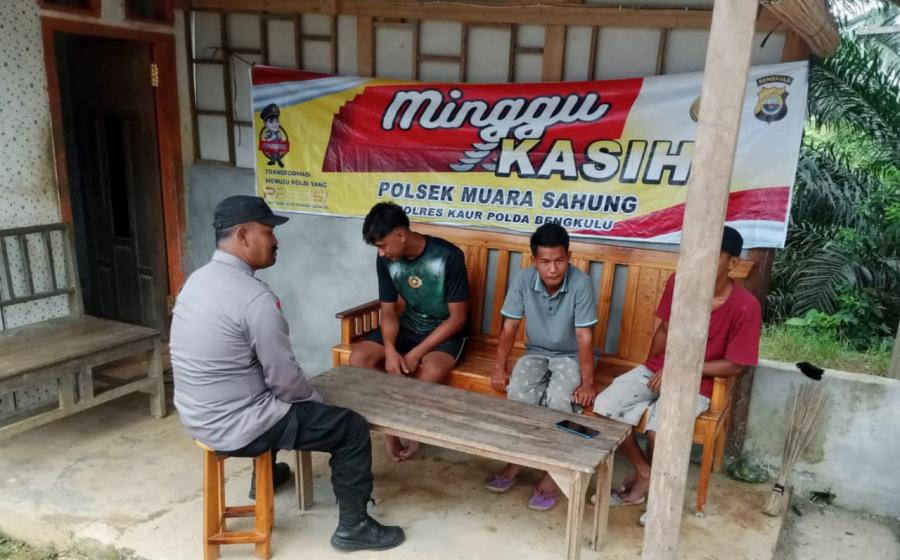 Jalin Komunikasi Bersama Warga Terkait Kamtibmas, Polsek Muara Sahung Minggu Kasih di Desa Muara Sahung 